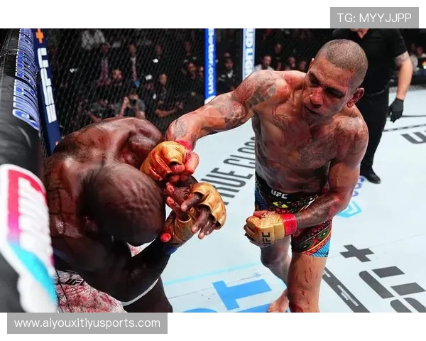 佩雷拉KO获胜后现场特写:汗水与呼喊交织的历史性时刻